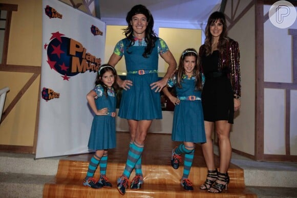 Rodrigo Faro e as filhas Maria e Clara posam vestidas de 'Chiquititas'