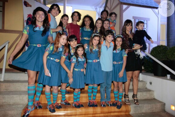 Rodrigo Faro e a família posam ao lado do elenco da novela 'Chiquititas', do SBT