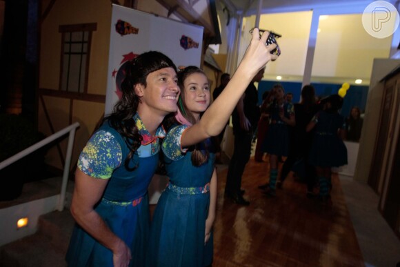 Rodrigo Faro posa para selfies com atriz de 'Chiquititas