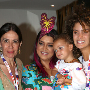 Preta Gil posa com Flora, sua madrasta, Laura Fernandez, sua nora e a neta, Sol de Maria