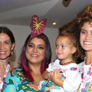 A família de Preta Gil apostou em um figurino colorido para o primeiro dia de Carnaval em Salvador