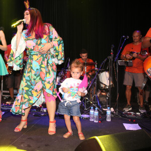 Com o cabelo rosa, Preta Gil se divertiu com a neta, Sol de Maria, no palco do camarote