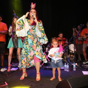 Carnaval em família! Neta de Preta Gil, Sol de Maria rouba a cena em camarote nesta quinta-feira, dia 08 de fevereiro de 2018