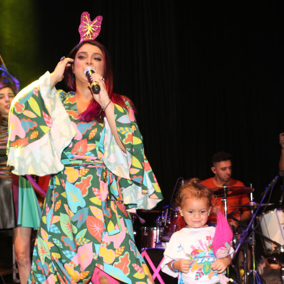 Carnaval em família! Neta de Preta Gil, Sol de Maria rouba a cena em camarote nesta quinta-feira, dia 08 de fevereiro de 2018