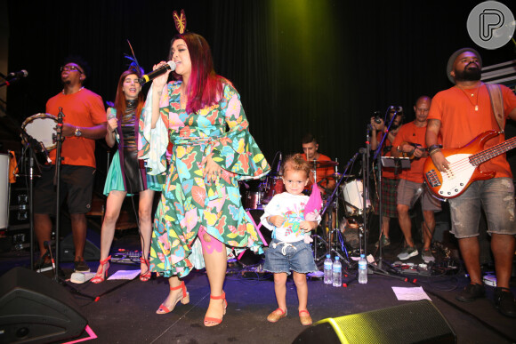 Talento de família: neta de Preta Gil, Sol de Maria rouba a cena em camarote com a cantora