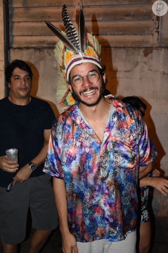 Túlio Gadêlha usou uma blusa toda colorida para a festa pré-carnaval em Recife