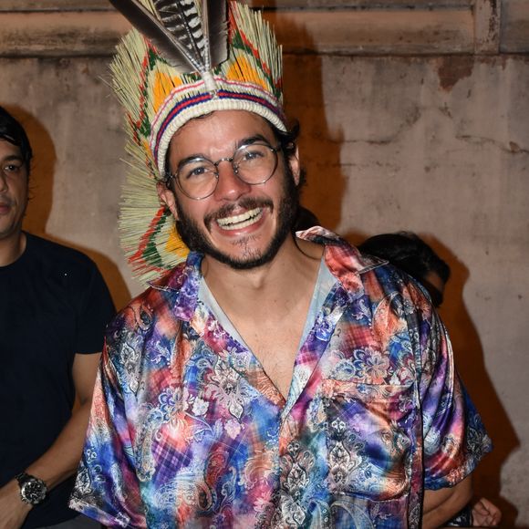Túlio Gadêlha usou uma blusa toda colorida para a festa pré-carnaval em Recife