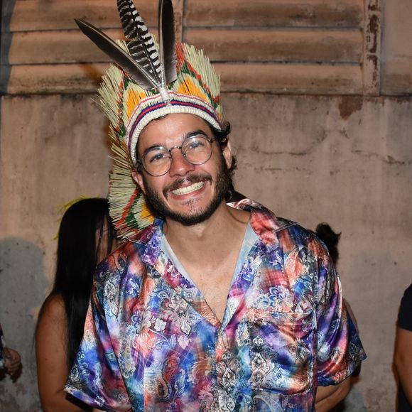 Túlio Gadêlha se fantasiou com cocar de índio para a Queirogada