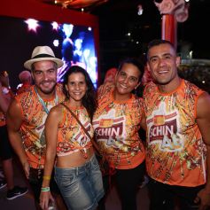 Thiago Martins posa com amigos no primeiro dia do carnaval em Salvador, na Bahia, na noite desta quinta-feira, 8 de fevereiro de 2018