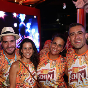 Thiago Martins posa com amigos no primeiro dia do carnaval em Salvador, na Bahia, na noite desta quinta-feira, 8 de fevereiro de 2018