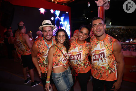 Thiago Martins posa com amigos no primeiro dia do carnaval em Salvador, na Bahia, na noite desta quinta-feira, 8 de fevereiro de 2018