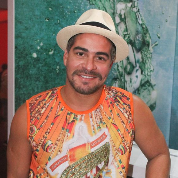 Thiago Martins curte primeiro dia do carnaval em Salvador, na Bahia, na noite desta quinta-feira, 8 de fevereiro de 2018
