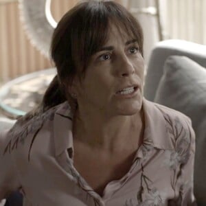 Beth (Gloria Pires) volta a beber e pede garrafa para Janete (Daniela Fontan), no capítulo que vai ao ar quarta-feira, dia 21 de fevereiro de 2018, na novela 'O Outro Lado do Paraíso'