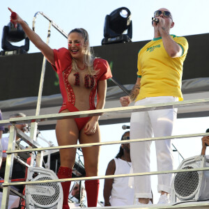 Juntos, Claudia Leitte e Pitbull agitaram o segundo dia do Carnaval de Salvador no bloco Blow Out nesta sexta-feira, dia 9 de fevereiro de 2018