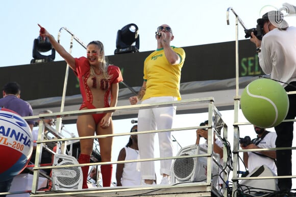 Juntos, Claudia Leitte e Pitbull agitaram o segundo dia do Carnaval de Salvador no bloco Blow Out nesta sexta-feira, dia 9 de fevereiro de 2018