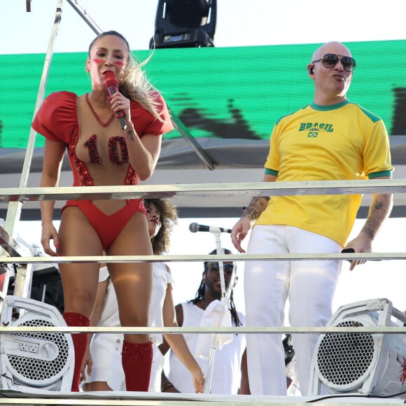 Claudia Leitte se apresentou com Pitbull no segundo dia do Carnaval de Salvador com o bloco Blow Out, no circuito Dodô (Barra-Ondina), nesta sexta-feira, dia 9 de fevereiro de 2018