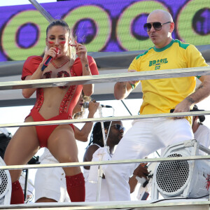 Claudia Leitte e Pitbull se divertiram no bloco Blow Out, em Salvador