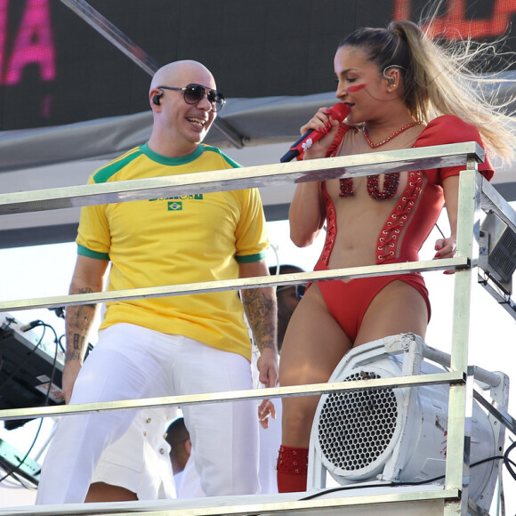 Claudia Leitte explicou que o rapper Pitbull passou mal por causa do sol da capital da Bahia