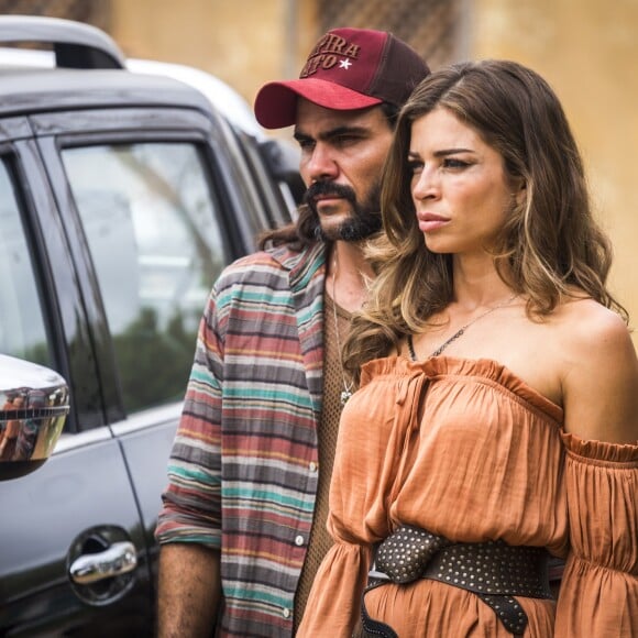 Com esmeralda gigante, Mariano (Juliano Cazarré) e Lívia (Grazi Massafera) fogem levando Tomaz (Vitor Figueiredo), na novela 'O Outro Lado do Paraíso'