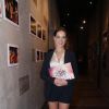 Adriana Birolli posa com simpatia para fotos no teatro