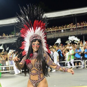 Viviane Araújo mostra todo seu samba no pé em desfile da Mancha Verde