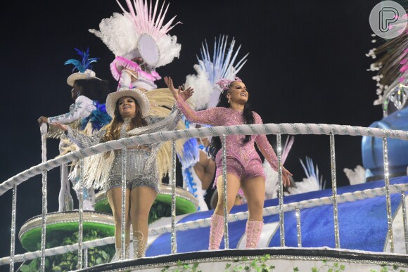 As cantoras sertanejas desfilaram no quinto carro da escola de samba, que homenageou os caminhoneiros