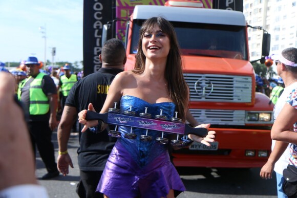 Thaila Ayla faz releitura da Mulher-Maravilha em fantasia e troca beijos com Renato Goés no Bloco da Favorita, realizado na manhã deste sábado, 10 de fevereiro de 2018