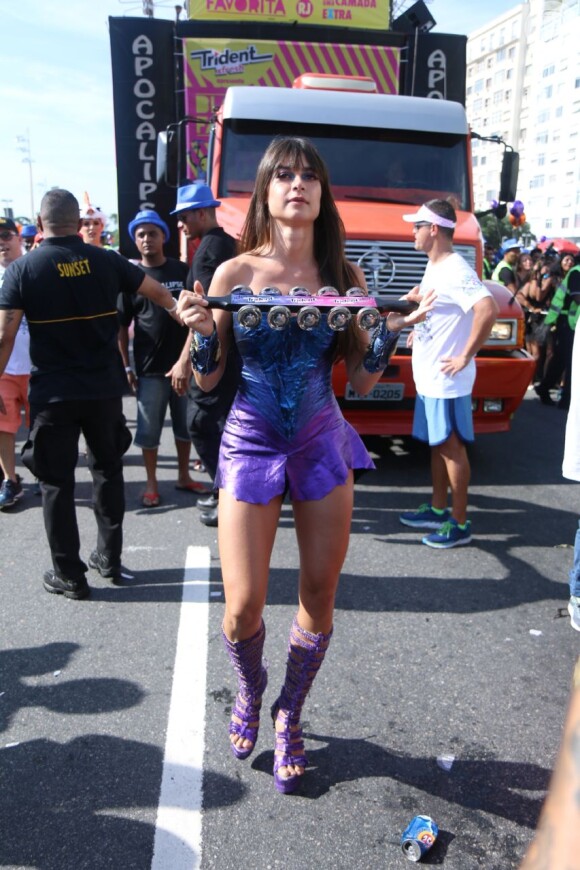 Thaila Ayla faz releitura da Mulher-Maravilha em fantasia e troca beijos com Renato Goés no Bloco da Favorita, realizado na manhã deste sábado, 10 de fevereiro de 2018