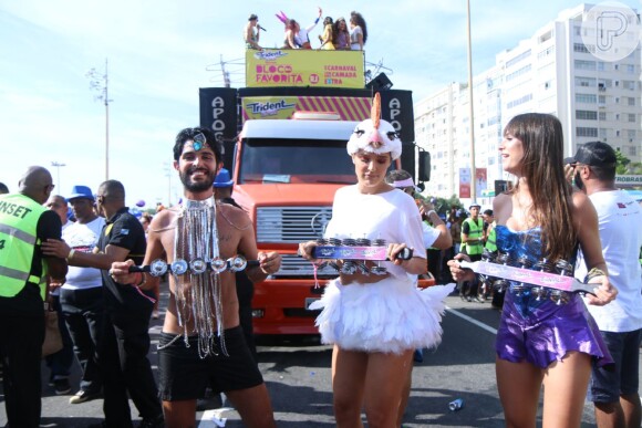 Thaila Ayla faz releitura da Mulher-Maravilha em fantasia e troca beijos com Renato Goés no Bloco da Favorita, realizado na manhã deste sábado, 10 de fevereiro de 2018