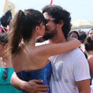 Thaila Ayla faz releitura da Mulher-Maravilha em fantasia e troca beijos com Renato Goés no Bloco da Favorita, realizado na manhã deste sábado, 10 de fevereiro de 2018
