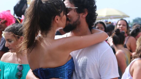Thaila Ayala faz releitura de Mulher-Maravilha em look e beija namorado em bloco