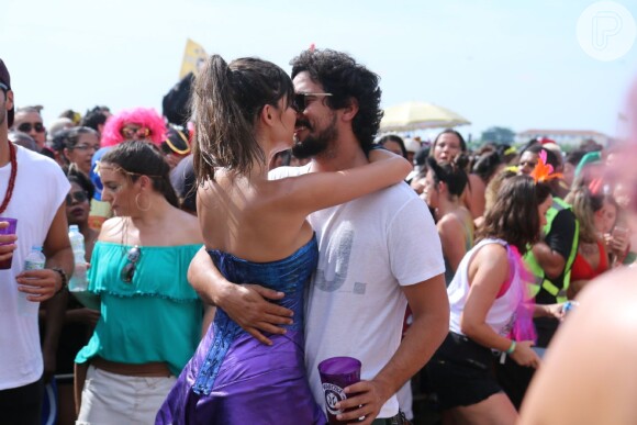 Thaila Ayla faz releitura da Mulher-Maravilha em fantasia e troca beijos com Renato Goés no Bloco da Favorita, realizado na manhã deste sábado, 10 de fevereiro de 2018