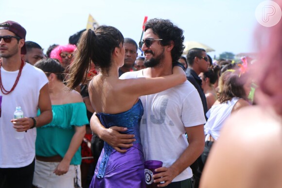 Thaila Ayla faz releitura da Mulher-Maravilha em fantasia e troca beijos com Renato Goés no Bloco da Favorita, realizado na manhã deste sábado, 10 de fevereiro de 2018