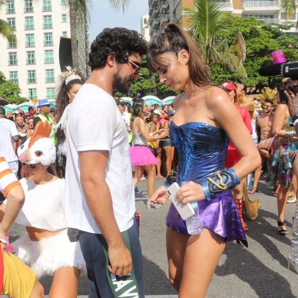 Thaila Ayla faz releitura da Mulher-Maravilha em fantasia e troca beijos com Renato Goés no Bloco da Favorita, realizado na manhã deste sábado, 10 de fevereiro de 2018
