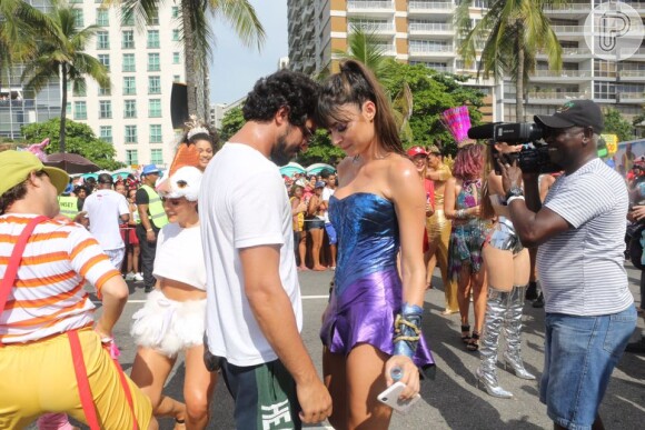 Thaila Ayla faz releitura da Mulher-Maravilha em fantasia e troca beijos com Renato Goés no Bloco da Favorita, realizado na manhã deste sábado, 10 de fevereiro de 2018