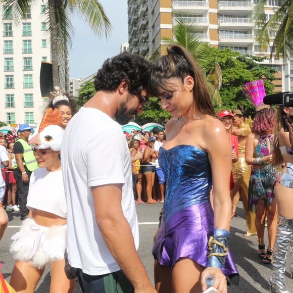 Thaila Ayla faz releitura da Mulher-Maravilha em fantasia e troca beijos com Renato Goés no Bloco da Favorita, realizado na manhã deste sábado, 10 de fevereiro de 2018