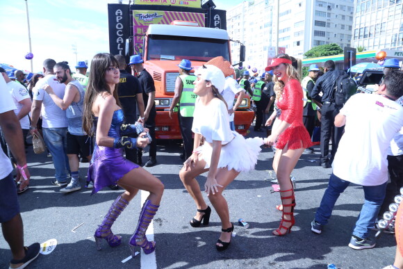 Thaila Ayla faz releitura da Mulher-Maravilha em fantasia e troca beijos com Renato Goés no Bloco da Favorita, realizado na manhã deste sábado, 10 de fevereiro de 2018