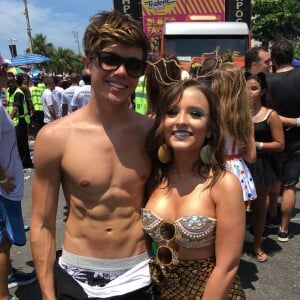 Larissa Manoela revela preferir passar carnaval namorando: 'É mais gostoso. A gente compartilha da mesma energia, emoção e acho que, quando a gente consegue curtir junto, ficamos mais felizes'