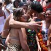 Larissa Manoela é tietda por fãs no Bloco da Favorita, em Copacabana, Rio de Janeiro, neste sábado, 10 de fevereiro de 2018