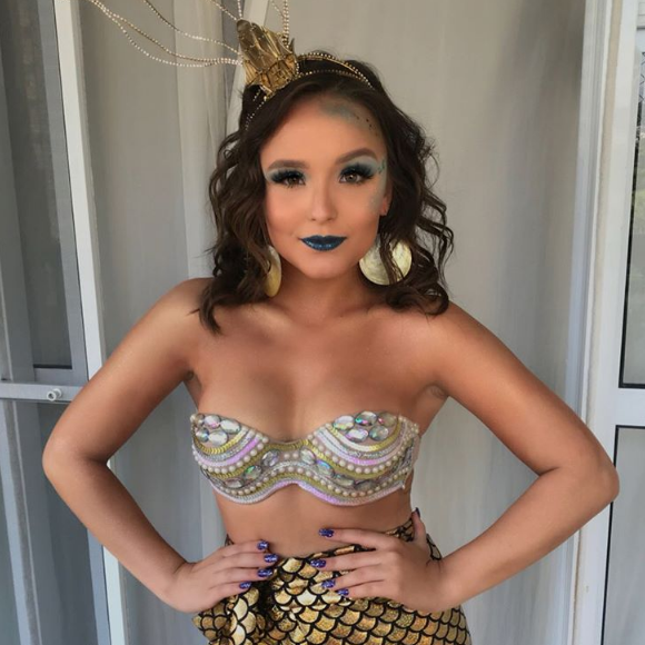 Larissa Manoela usou maquiagem forte e batom azul para curtir bloco: 'Como hoje é carnaval a gente dá uma ousada. O carnaval permite isso'