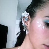 Bruna Marquezine usa ear cuff com inicial de Neymar em bloco de carnaval. Vídeo!