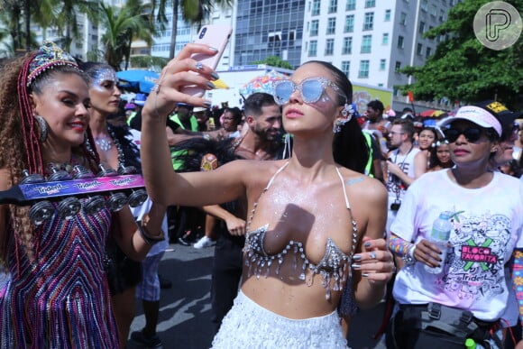 Bruna Marquezine fez selfies e tirou fotos durante Bloco da Favorita
