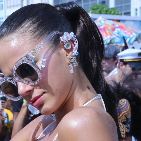 Bruna Marquezine foi musa do Bloco da Favorita, desfile realizado em Copacabana, Zona Sul do Rio de Janeiro, na manhã deste sábado, 10 de fevereiro de 2018