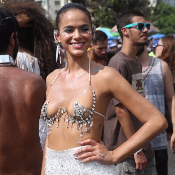 'Tô fantasiada de carnaval. Não precisa de tema para sair no carnaval', disse Bruna Marquezine