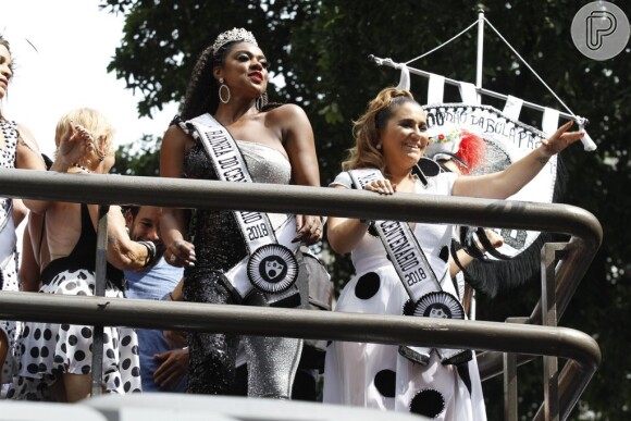 Cris Vianna e Maria Rita acenam para o público no Cordão do Bola Preta, no Rio de Janeiro