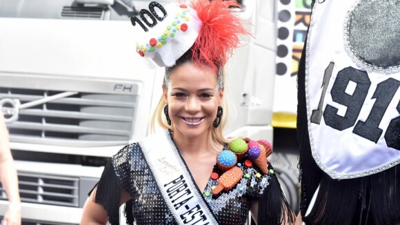 Leandra Leal comemora centenário do Cordão do Bola Preta no Carnaval do Rio