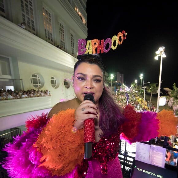 Preta Gil usou adereço de cabeça com a palavra 'baphooo'