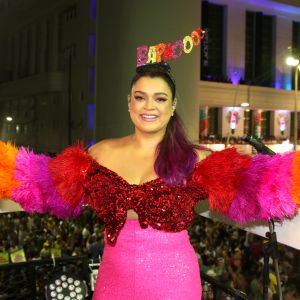 Preta Gil aposta em fantasia com cores vibrantes para comandar o Bloco da Preta em Salvador, na Bahia, em 10 de fevereiro de 2018