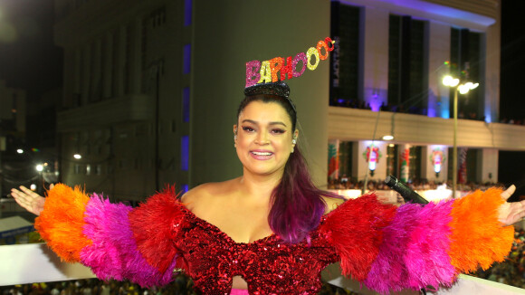 Preta Gil, com mechas rosas, comanda seu bloco de Carnaval em Salvador: 'Bapho'