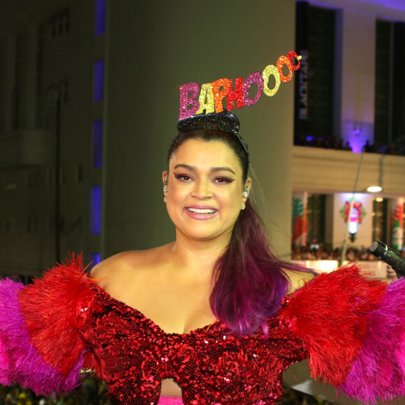 Preta Gil aposta em fantasia com cores vibrantes para comandar o Bloco da Preta em Salvador, na Bahia, em 10 de fevereiro de 2018